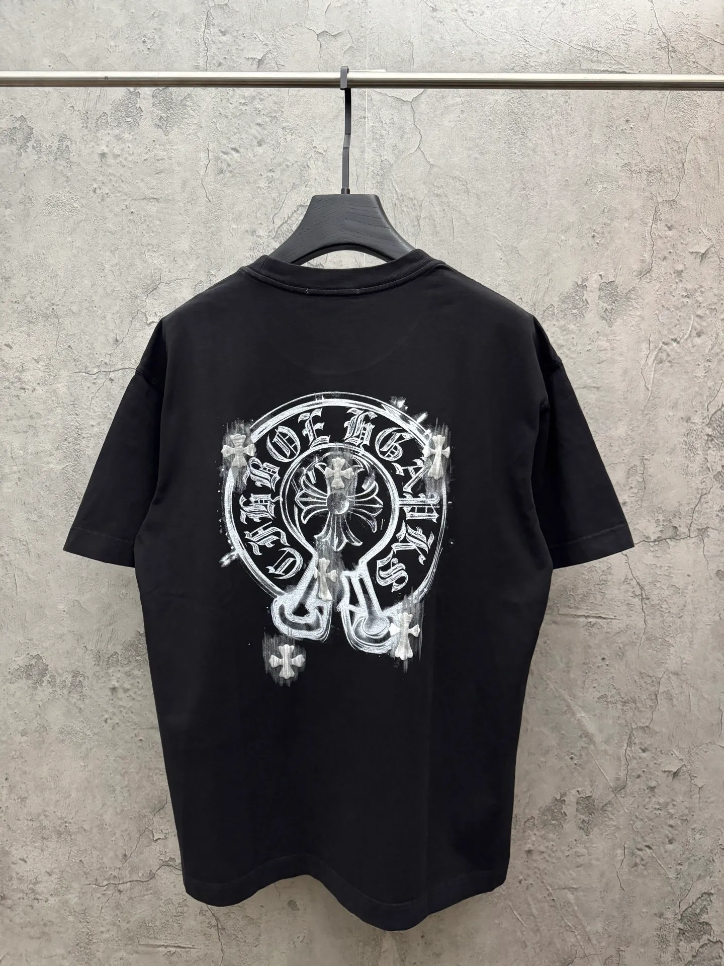 P190 top version, real shot without P, ​​different from market currency) 𝗖𝗵𝗿𝗼𝗺𝗲 𝗛𝗲𝗮𝗿𝘁𝘀/Croxin 2026 Spring New Original Single Counter American Laser Direct Injection Couple Short Sleeves 👑The highest version! Customized fabric 300g washed, best-selling model at the counter, very comfortable to wear. Accessories: original molded and authenticated collar label ➕ 100% silk wash label. Genuine purchase-grade original hangtag➕matching hanging rope➕3D hanging beads➕original packaging bag. Craftsmanship: The original version has consistent wiring! The highest version of the armhole matching technique! Color: White Black Gray Size: S M L XL Style Number: 26-2057